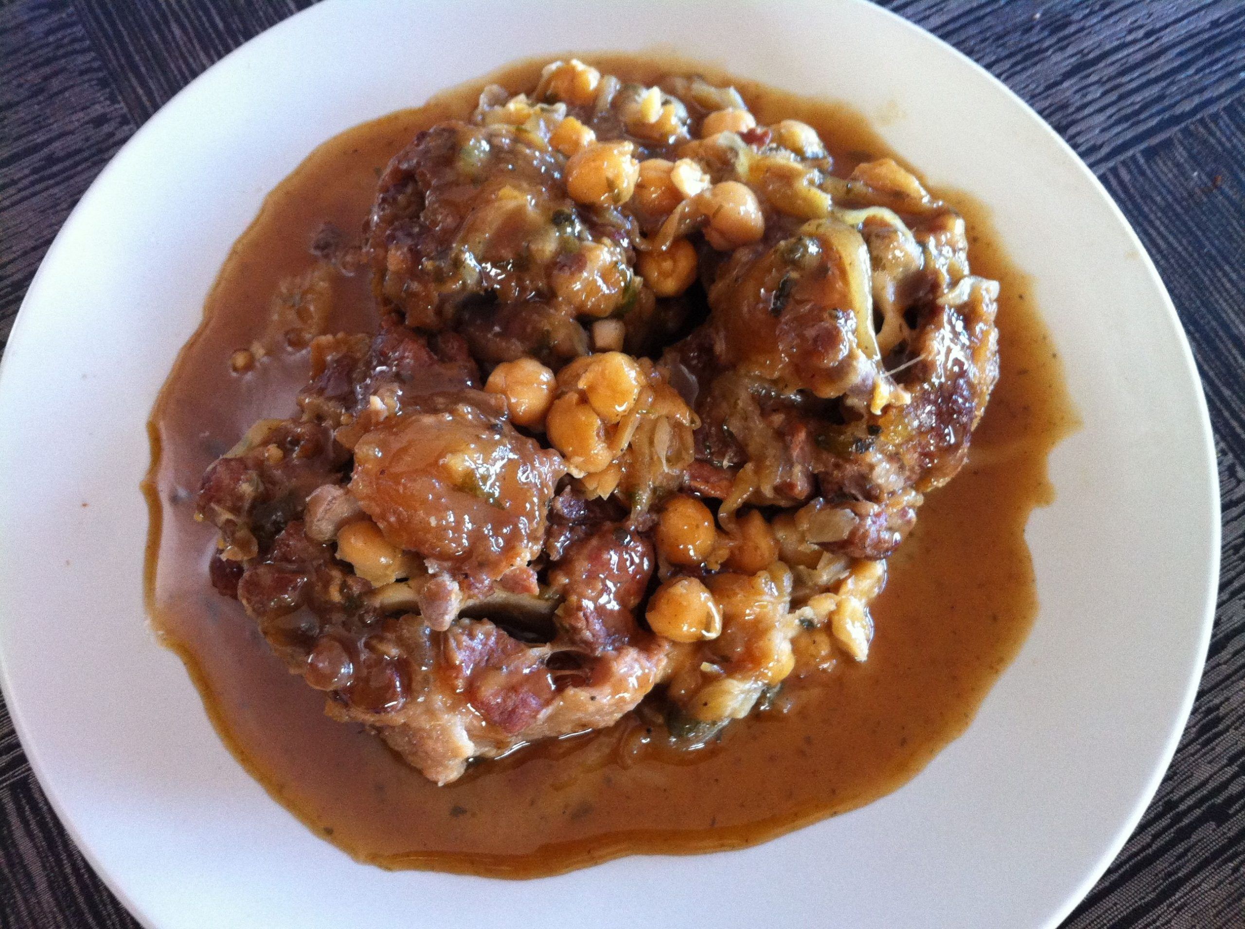 Cua de bou amb cigrons i panses