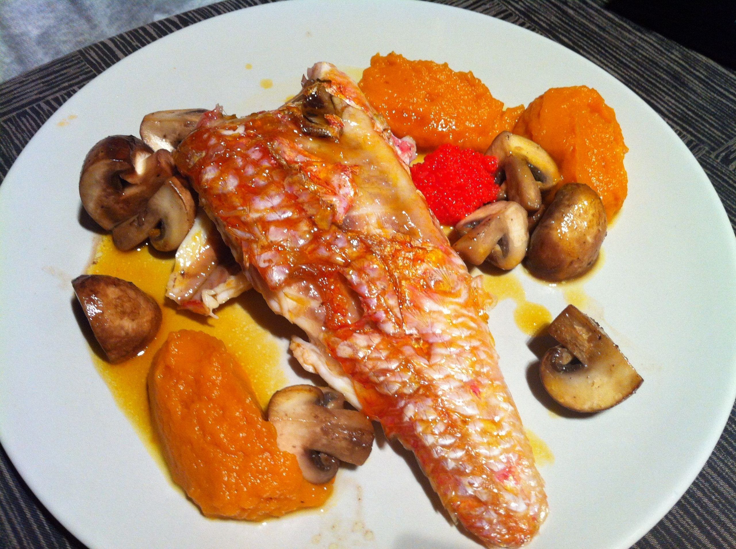 Molls amb bolets, puré de moniato i carbassa, emulsió de mandarina i ous de salmó 1 Molls amb bolets, puré de moniato i carbassa, emulsió de mandarina i ous de salmó