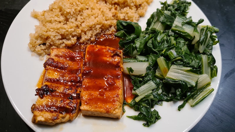Tofu marinat a la planxa amb quinoa i verdura